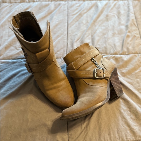 Size 8 1/2 gently worn Bongo brand bootie with heel - Picture 5 of 5